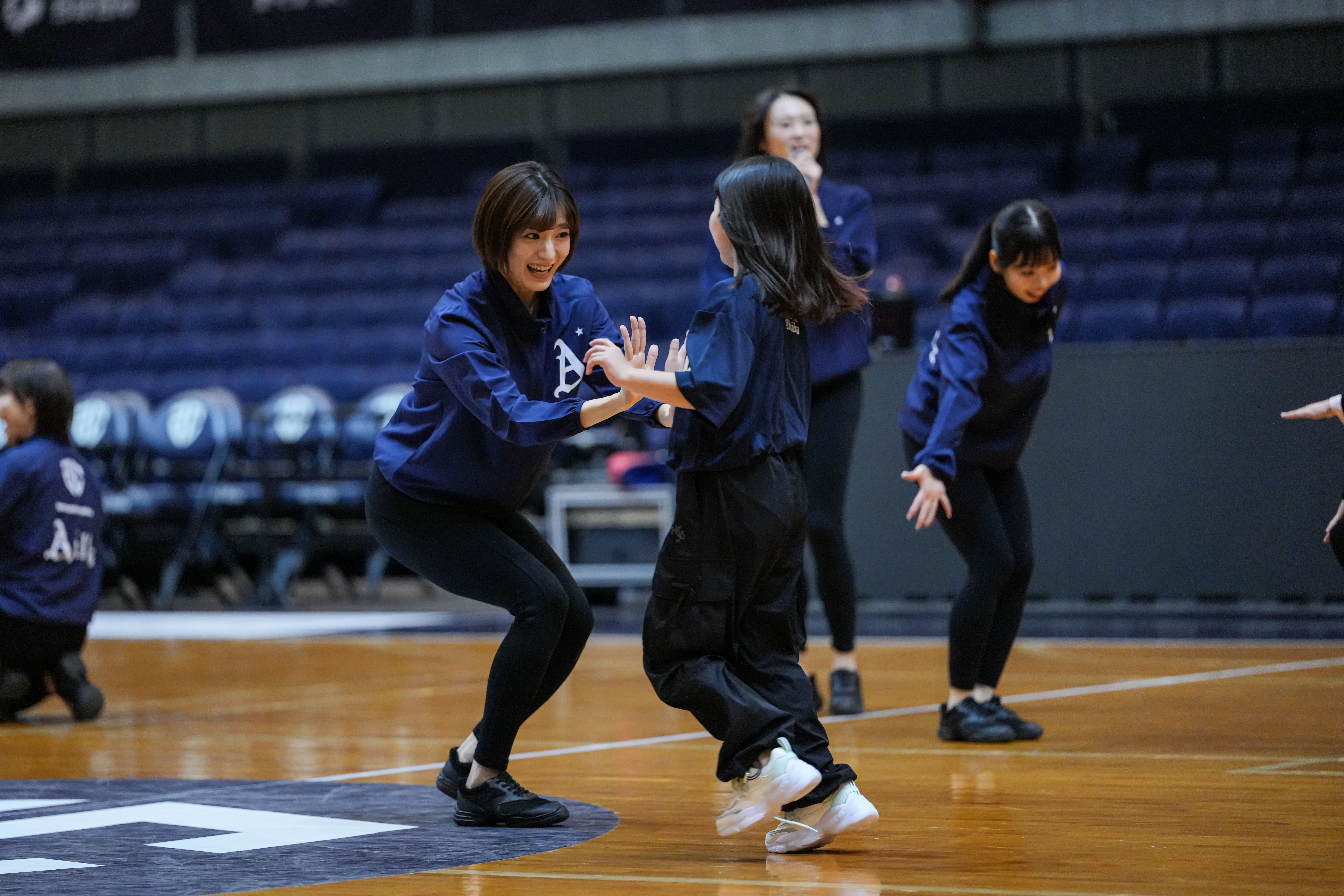 Aillsが子どもたちに丁寧に指導する様子