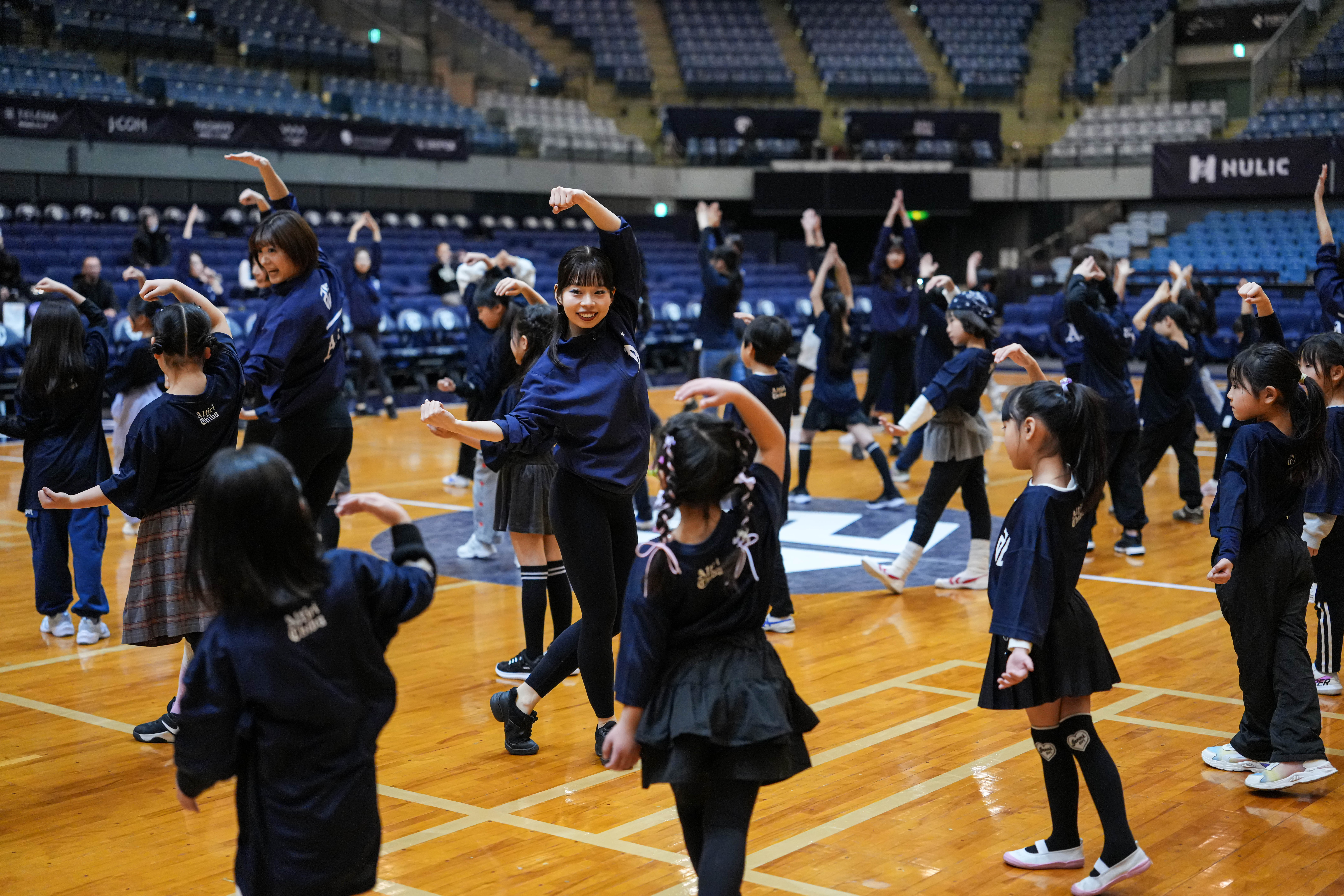 真剣にダンスに取り組む子どもたち