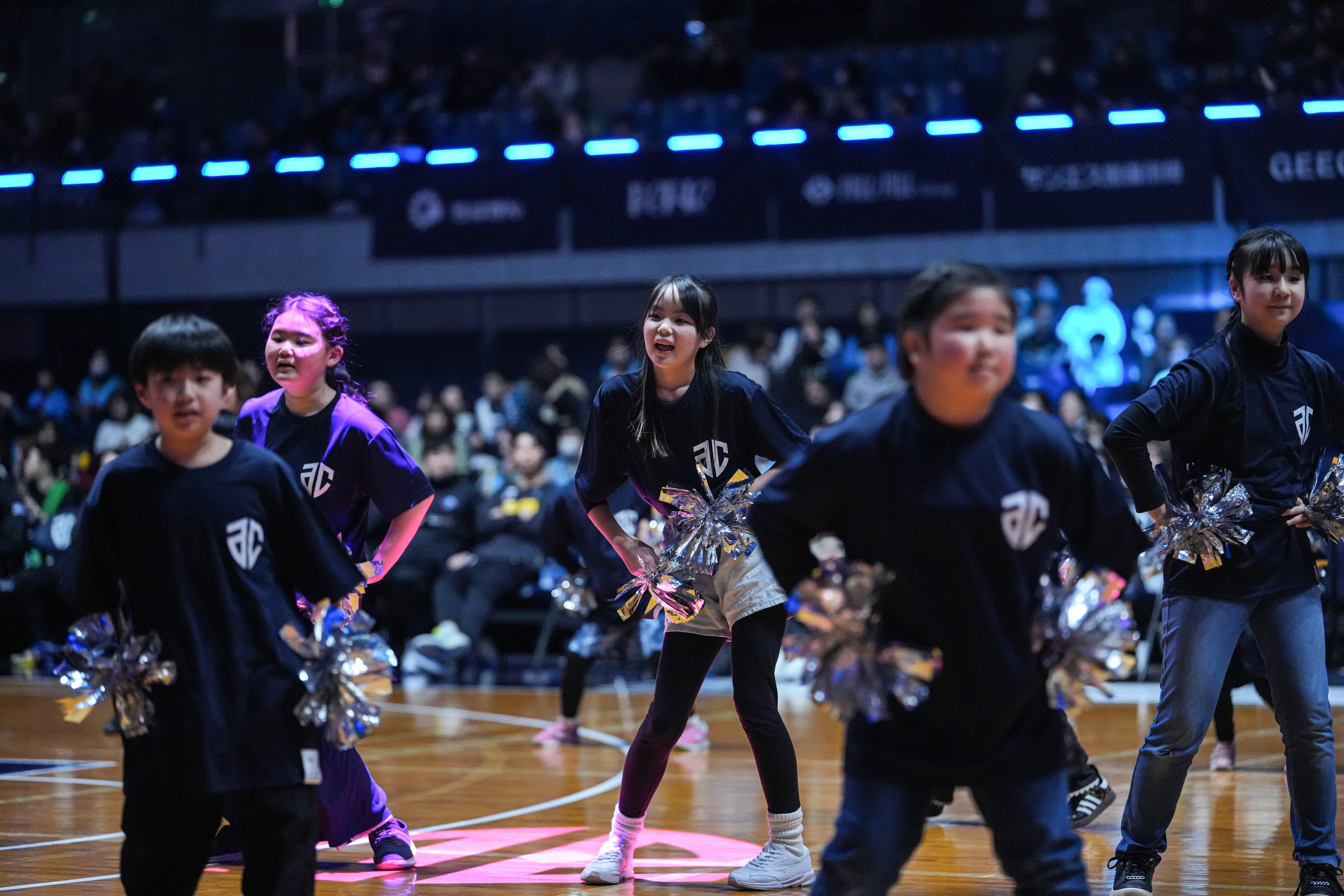 オープニングパフォーマンスで踊る子どもたち（1）