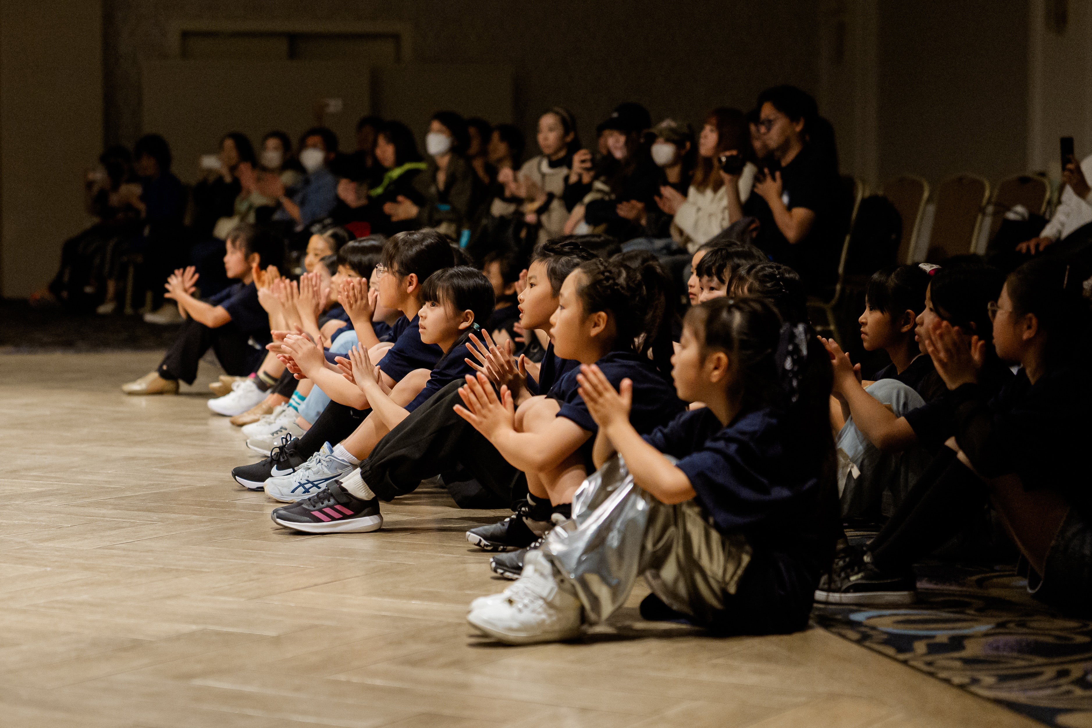 真剣に鑑賞する子どもたち