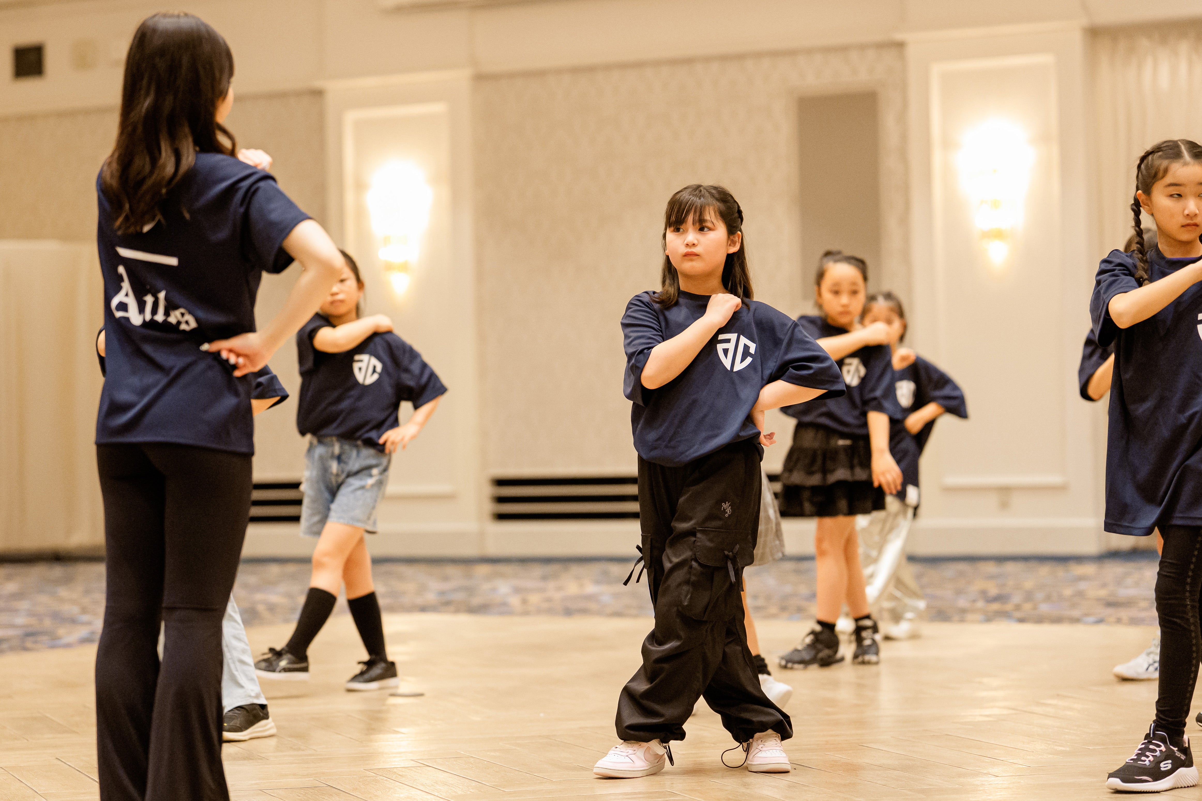 振付を覚えていく子どもたち